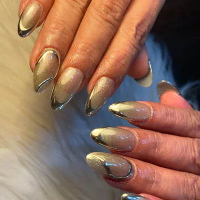Pure luxury at your fingertips. This stunning set features a gold cat-eye base with a mesmerizing shimmer, finished with a liquid silver chrome border for a striking, dual-toned metallic look.