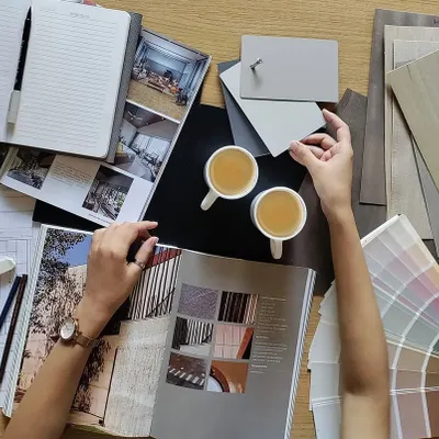Creativity is allowing yourself to make mistakes; design is knowing which ones to keep. This flat lay shows the process of creating a mood board, bringing together material samples, color swatches, and inspirational images to define a project's aesthetic.