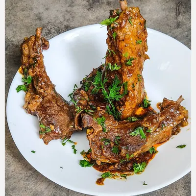 My Bannur Mutton Chops Pepper Fry is a signature dish. The fatty, tender chops are slow-cooked with a generous amount of freshly ground organic pepper and home-blended spices until the meat is succulent and finger-licking good.