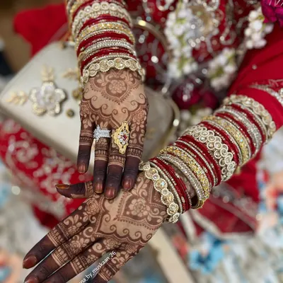 Mashallah, look at that stain. This is the beautiful dark color you get from my natural henna, pictured here for a 'Baat Pakki' ceremony.