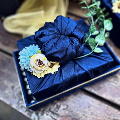 For a bride who requested a minimal embrace for her Roka gifts, I used a deep navy fabric wrap with simple floral accents. The focus is on the elegant folds and the quiet grace of the presentation, proving that simplicity can be incredibly impactful.