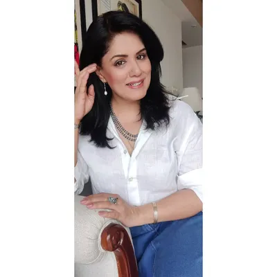 A close-up from my meetup with college friends. I paired my white linen shirt and denim skirt with a layered silver necklace and pearl drop earrings for a touch of polish.