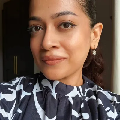This is one of my favorite everyday looks. It's all about clean, glowing skin, a sharp but simple winged liner, and a neutral peachy-nude lip. My hair is pulled back in a sleek ponytail for a polished finish.