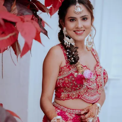 My gorgeous bride Sayeri looked absolutely stunning for her Haldi ceremony. We went for a vibrant and fun look with floral jewellery to match the festive mood.