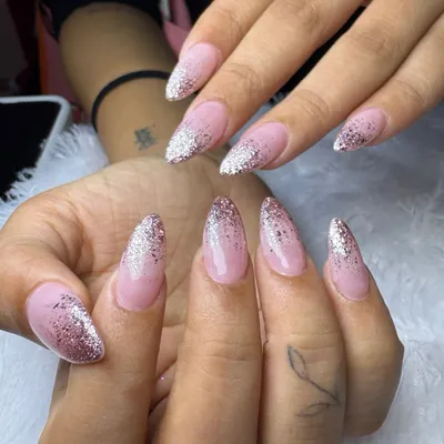 A glamorous and sparkling design perfect for any party. This set features a beautiful glitter fade, with sparkling silver and rose gold glitter cascading down a soft pink base.