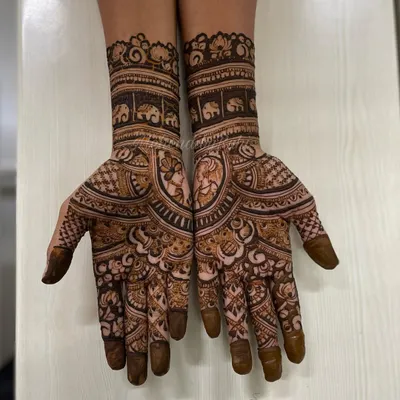 This competition piece is the perfect example of a henna story. It includes bride and groom portraits, elephants for good luck, and a full baraat (wedding procession) theme.