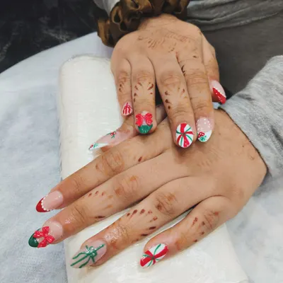 Getting into the festive spirit with this Christmas-themed set. We created fun 3D gift bows in red and green and hand-painted candy cane stripes for a cheerful holiday manicure.