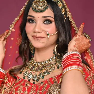 A close-up of this stunning bridal look. I focused on creating a sharp, Arabic-style winged liner and a golden cut-crease, paired with a flawless base that looks radiant in photos and in person.