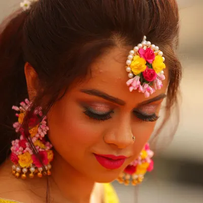 The beauty is in the details. This custom floral jewelry set, featuring a maang tikka and matching earrings made of real flowers, was the highlight of my client's Mehendi look.