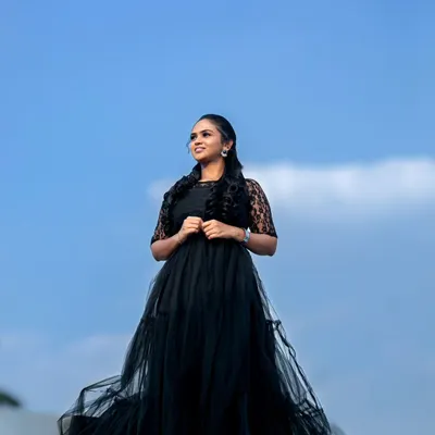 A gorgeous shot of our black rental gown against the open sky. The delicate lace sleeves and flowing net fabric make it a perfect choice for outdoor pre-wedding or maternity photoshoots.