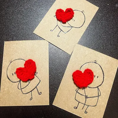 It's always the month of love! These cards with a little person hugging a crochet heart are perfect for writing a special message to someone you care about.