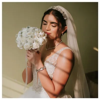 Anthiya's church wedding look exuded timeless sophistication. We captured this beautiful shot in the morning sun, which highlights her 1000-watt glow and the lilac undertones on her eyes.