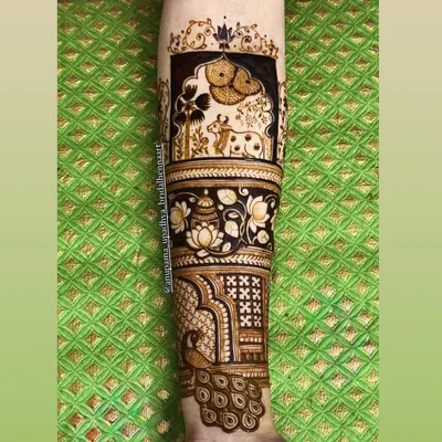 Grace in every detail. This Pichwai-inspired arm band features a holy cow, lotus flowers, and a peacock, bringing traditional Vaishnav art to life.