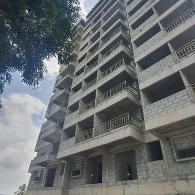 A photo from the construction phase of the 'Green Edge Casero' apartment project. This low-angle shot shows the concrete blockwork and the structure of the balconies taking shape.