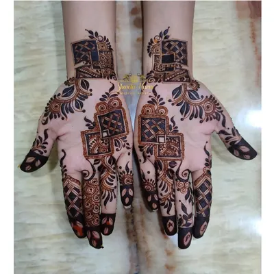 A modern and stylish design perfect for bridesmaids or wedding guests. This pattern uses geometric blocks and delicate leafy vines for a contemporary twist on traditional henna.