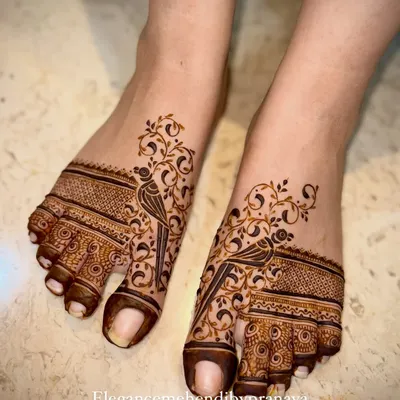 Simplicity at its best. This minimal leg mehendi features elegant parrot motifs on the feet, with simple patterns on the toes for a light and charming look.