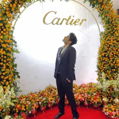 Looking up to the sign before a performance for a Cartier client appreciation dinner. It's always an honor to align my art with a brand synonymous with timeless luxury.