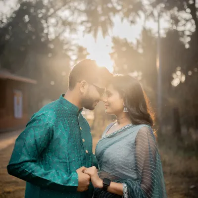 A beautiful backlit portrait at sunrise, with the golden light creating a halo effect around the couple. This technique results in soft, romantic, and ethereal images.