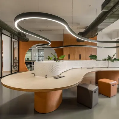 For the Hosachiguru office, we designed a central community space with modular furniture. This breakout area, located in front of the command center, features custom flowing desks and movable poufs to support brainstorming and informal meetings.