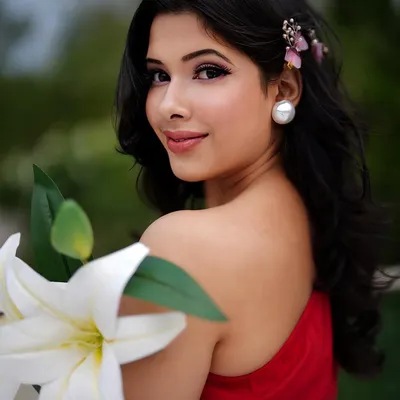 An effortlessly romantic look. The makeup is soft and luminous, with a gentle focus on the eyes and a natural lip tint, creating a fresh and youthful glow that looks beautiful in natural light.