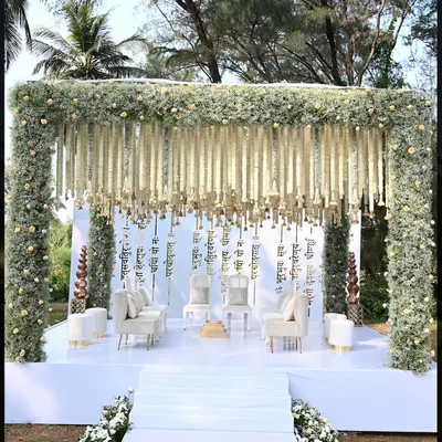 This ethereal wedding mandap at ITC Goa was a heavenly sight. Draped in pristine white florals with a backdrop of Sanskrit verses, it created a serene and sacred space for the couple to exchange vows.