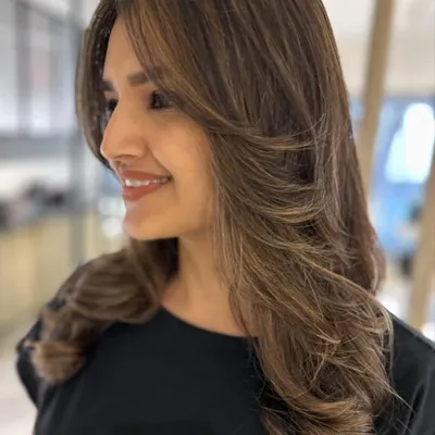 A beautiful new look featuring curtain bangs and face-framing layers. I also added a three-tone hair color to create a blended, dimensional effect that perfectly complements the cut.