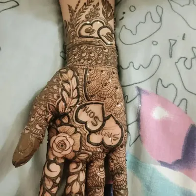 A perfect example of personalized mehendi. I incorporated the names of the couple, Sonu and Shazia, inside beautiful heart shapes on the palm, surrounded by floral and leaf patterns.