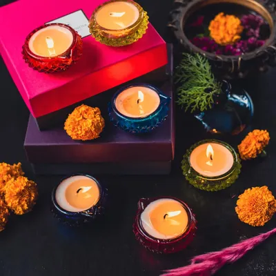 It's the season to celebrate light and purity. Our hand-poured soy wax diyas, in vibrant, diamond-cut glass, are perfect for illuminating your home during the festive season.