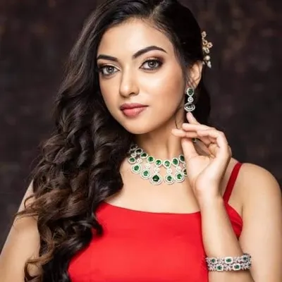 I love how this elegant green stone jewellery set elevates a simple red dress. This is a perfect example of a modern statement piece that works beautifully for a party or a special evening out. The set includes a matching necklace, earrings, and a delicate bracelet.