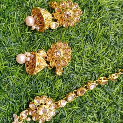 Here is a close-up of a popular rental set for guests, featuring floral-design Kundan jhumkas and a matching maang tikka. These pieces are lightweight and comfortable enough to wear through a long day of festivities.
