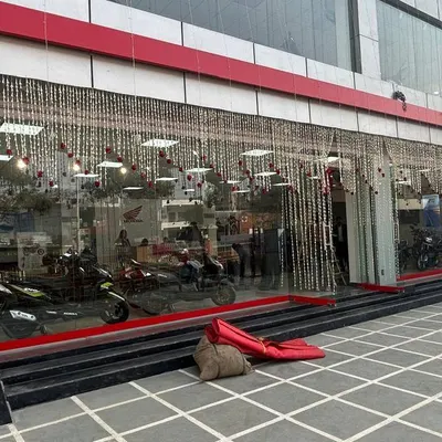 This is the interior decoration we did for the Honda showroom. We hung strings of white flowers with red rose accents across the entire glass facade, creating an elegant and festive look that attracts attention from the outside.