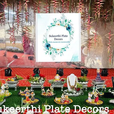 A spectacular engagement platter setup I did in Bangalore. The display includes jewelry presentations, thematic couple dolls, and beautifully arranged fruits and gifts on a lush grass carpet.