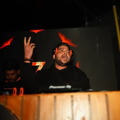 Getting the crowd hyped at Navi Mumbai Gateway. This is that moment right before the beat drops, and everyone's hands go up.