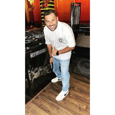 A quick photo before the party starts. I'm always ready to go, equipped with the best gear and a positive attitude to make your event a success.