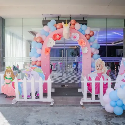A fairy tale entrance for a little princess. This unicorn and princess-themed gate features a pink balloon arch, character cutouts, and a personalized welcome sign to greet guests with a touch of magic.