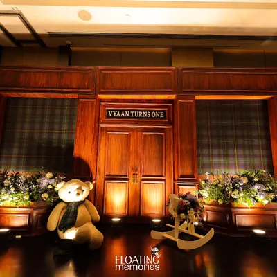 The full view of our custom-built 'Polo Club' stage. The rich wood paneling, tartan-backed windows, and symmetrical balloon arrangements created a grand and impressive backdrop for Vyaan's first birthday celebration.