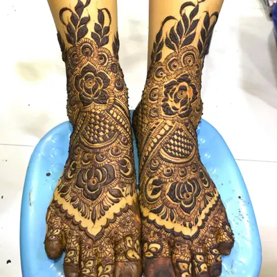 A full coverage bridal leg design, matching the intricacy of the hand mehendi. I used roses, checks, and leafy borders to create this stunning look.