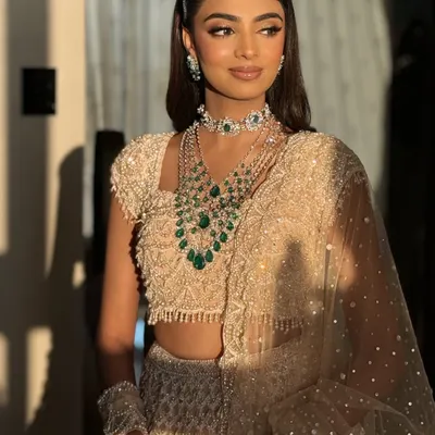 This golden hour shot captures the magic of a reception look. I teach how to use light and shimmer to create a truly radiant and glamorous effect.