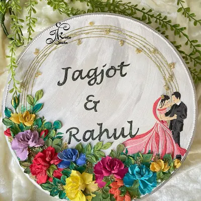 I love creating pieces that celebrate special moments. This engagement nameplate was a joy to make, combining the couple's names with a custom illustration and a garden of multi-colored 3D flowers, all framed by delicate golden details.