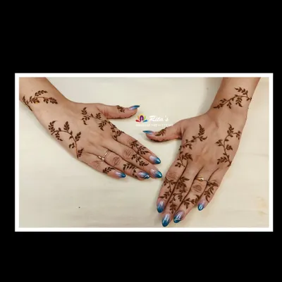 For when you just want 'thodi si mehendi'. This delicate leafy vine pattern is a perfect example of minimalist henna. It's elegant, modern, and beautiful for any occasion.