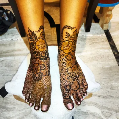 A beautiful and intricate floral design for the feet, perfect for a bride. The pattern covers the top of the feet and toes completely.