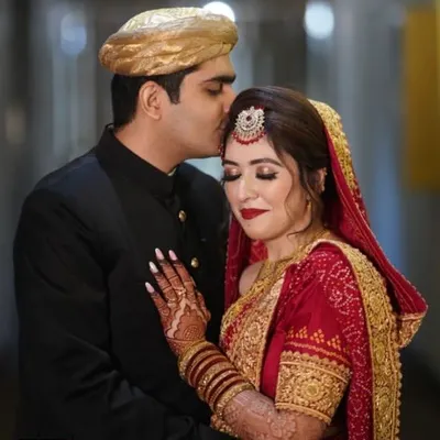 A beautiful moment from a bride's wedding day. I work closely with my brides to create a henna design that they will love, ensuring the final stain is rich and photo-ready for their most important moments.