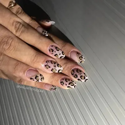 A classic leopard print design with a touch of gold glitter for extra flair. This is a timeless pattern that's always in style.