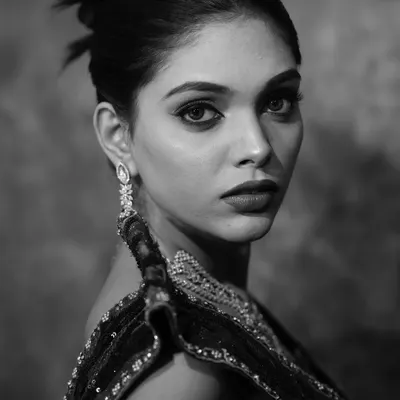 A dramatic black and white portrait of our glam look demo. This shows the power of contouring and a strong eye, techniques we cover in the course.