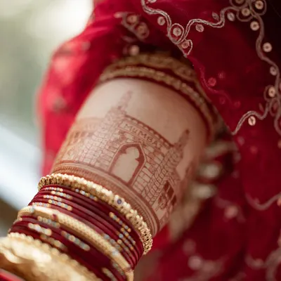 This is the beautiful, dark henna stain on TV star Roopal Tyagi. The design features the Mumbai skyline, a tribute to her 'karma bhoomi'. This is the rich, long-lasting color you can expect from my 100% natural henna powder and oils.
