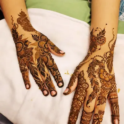 A beautiful example of an Indo-Arabic design, combining bold leafy vines with intricate, traditional fillers on the fingers.