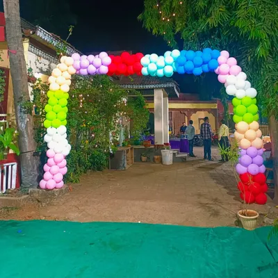 This full rainbow balloon arch created a fun and festive entrance for an outdoor party. The bright colors stand out beautifully against the natural greenery, setting a cheerful tone for the event right from the start.