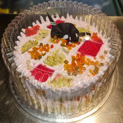 A refreshing Kulfi Falooda cake, packed and ready to go. This flavor combines the creamy taste of kulfi with the textures of falooda, topped with nuts and jelly.
