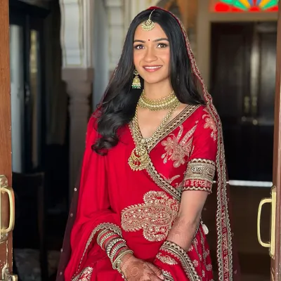 For my minimal brides, this look is pure inspiration. Aashna wanted to feel light and fresh, so we focused on creating soft, flushed cheeks and beautifully defined eyes that let her natural essence shine through.