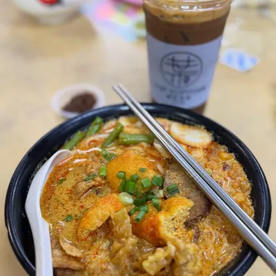 This is what comfort looks like for me. A rich, spicy bowl of Curry Laksa, full of noodles, tofu puffs, and flavour, paired with a strong iced Kopi. It’s a classic Malaysian meal that I am so happy to share with you here in Bengaluru.